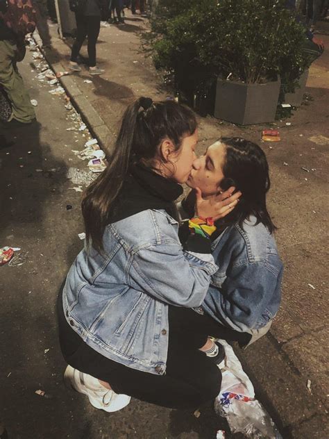 lesbians kissing|r/lesbians